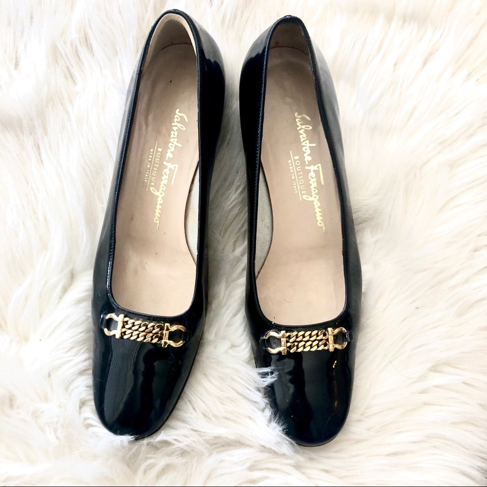 SALVATORE FERRAGAMO boutique black leather pumps
